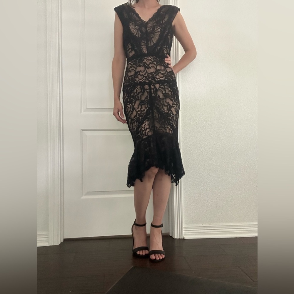 Nicole Miller Collection Black Lace Dress size 6 built in bra, almond liner